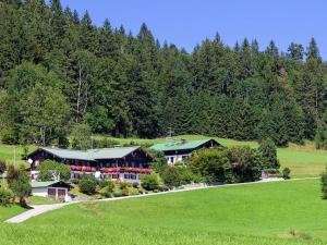una casa grande en medio de un campo verde en Haus Tauernblick, en Berchtesgaden 3 fotos más