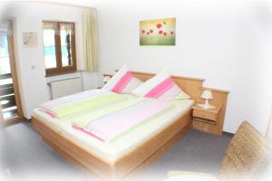 Un dormitorio con una cama y una silla dentro. en Haus Tauernblick, en Berchtesgaden