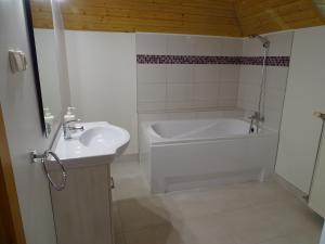 Ванна кімната в Alabárdos Panzió és Apartmanház