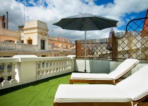 Hotel Moderno Puerta del Sol的庭院或其他户外区域