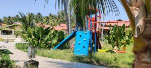 einen Spielplatz in einem Resort mit blauer Rutsche in der Unterkunft Silver Sand Village Resort in Havelock Island