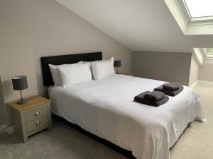 Un pat sau paturi într-o cameră la Willow Lakes