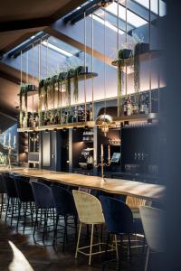 a dining room with a long table and chairs at Altstadthotel Weisses Kreuz in Innsbruck
