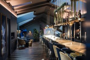 A restaurant or other place to eat at Altstadthotel Weisses Kreuz