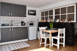 a kitchen with a table and chairs in a kitchen at Convés in Monte