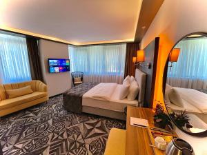 una camera d'albergo con letto e divano di Weingart Istanbul a Istanbul