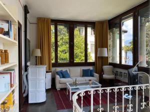 a living room with a couch and a table at Villino Tarlarini in Laveno-Mombello
