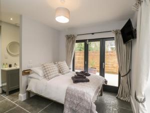 sypialnia z łóżkiem i dużym oknem w obiekcie Lugg View w mieście Hereford