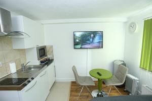 A kitchen or kitchenette at Lytham Studio 