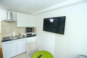 A kitchen or kitchenette at Lytham Studio 