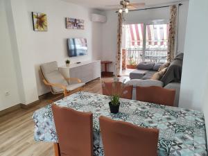 ネルハにあるRico Apartaments Paradorのリビングルーム(テーブル、ソファ付)