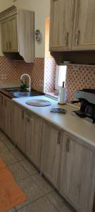 A kitchen or kitchenette at Orsi Apartman / vendegház