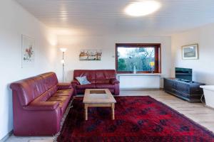 Una sala de estar con un sofá y una mesa de café. en Lund36, en Husum