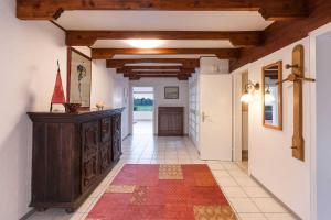 un pasillo vacío con un pasillo que conduce a una habitación en Lund36, en Husum