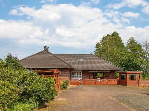 una casa de ladrillo marrón con una valla delante de ella en Lund36, en Husum