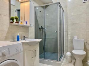 Bathroom sa Apartament Summerland Mamaia Nord