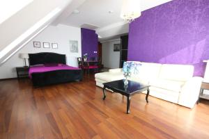 a living room with purple walls and a couch and a table at Willa Fala in Hel