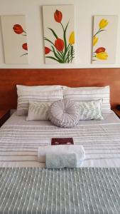 un letto bianco con due cuscini e un vassoio di Pits lodge a Polokwane