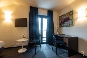een hotelkamer met een bed en een bureau in een kamer bij Hotel Battice in Battice