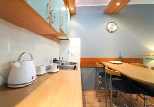 Kuchyňa alebo kuchynka v ubytovaní Flatbook Apartamenty - Krynica Morska Żeromskiego