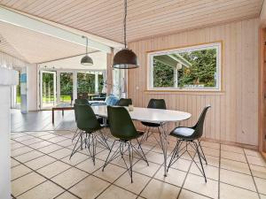 comedor con mesa y sillas verdes en 10 person holiday home in Gilleleje, en Gilleleje