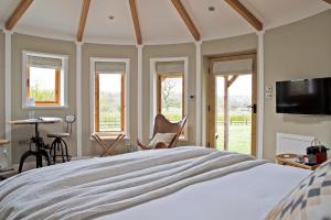 A bed or beds in a room at Nether Farm Roundhouses