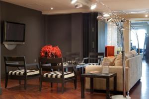 Hotel Moderno Puerta del Sol的休息区