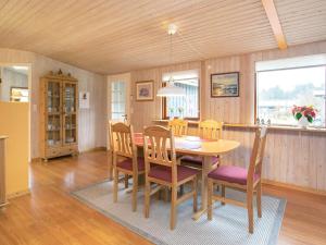 - une salle à manger avec une table et des chaises dans l'établissement 5 person holiday home in L kken, à Løkken
