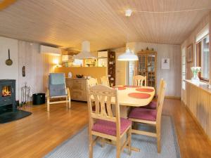 kuchnia i jadalnia ze stołem i krzesłami w obiekcie 5 person holiday home in L kken w mieście Løkken