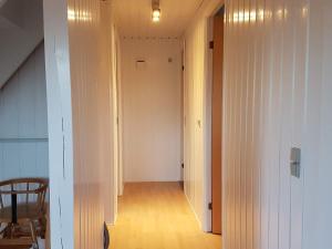 - un couloir avec une table et une chaise dans la chambre dans l'établissement Holiday home Fanø XLIV, à Fanø