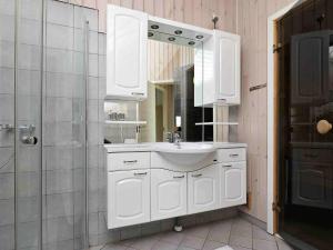 Ένα μπάνιο στο 10 person holiday home in Væggerløse-By Traum +35 φωτογραφίες
