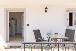 a dining room with a table and chairs at Katerina Horizon Apartments by Konnect - 1,8km from Ipsos beach in Ipsos