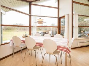 ein Esszimmer mit einem weißen Tisch und Stühlen in der Unterkunft 8 person holiday home in L kken in Lønstrup
