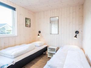 Un dormitorio con dos camas y una ventana. en 26 person holiday home in Nørre Nebel, en Nørre Nebel 65 fotos más
