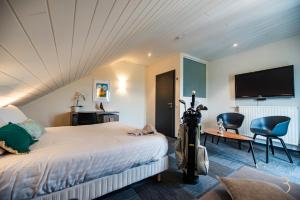 una camera d'albergo con un letto e una TV a schermo piatto di Smart Bnb - Hotel Battice a Battice
