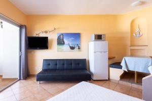 Svetainės erdvė apgyvendinimo įstaigoje Home2Book Cozy Apartment Playa Paraiso