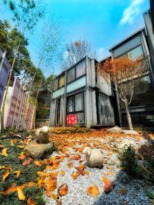 El edificio en el que está el campamento