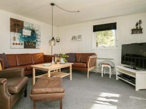 salon z kanapą i telewizorem w obiekcie Three-Bedroom Holiday home in Blåvand 21 w mieście Blåvand