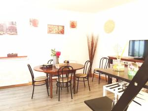 a dining room with a table and chairs at Le Ty Rose in Dinan