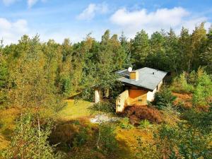 una vista aérea de una casa en el bosque en 6 person holiday home in Nex, en Spidsegård