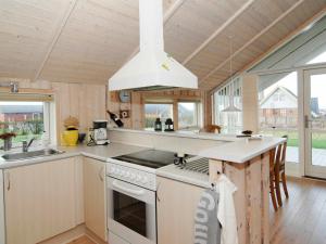 cocina con fogones y fregadero y algunas ventanas en 6 person holiday home in Lemvig, en Lemvig