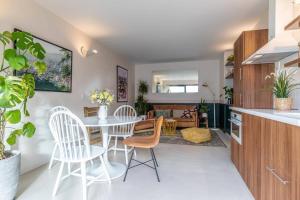 una cucina e un soggiorno con tavolo e sedie di T3 centre proche plage avec parking privatif a Biarritz
