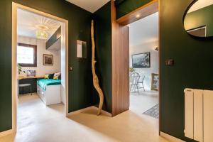 Habitación con pasillo con espejo y dormitorio. en T3 centre proche plage avec parking privatif en Biarritz