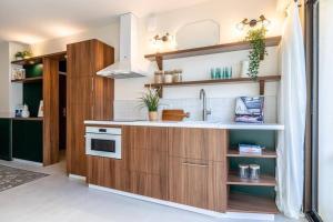 una cucina con mobili in legno e un lavello di T3 centre proche plage avec parking privatif a Biarritz Altre 3 foto