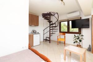 un soggiorno con scala a chiocciola e una cucina di Studio Acropolis Serres With Parking Next to Center a Serres