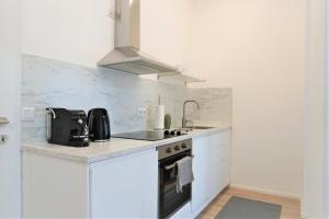Kuchnia lub aneks kuchenny w obiekcie Modern 2Br Apartments - Full Kitchen - Schönbrunn Area - 15 Mins to City Center