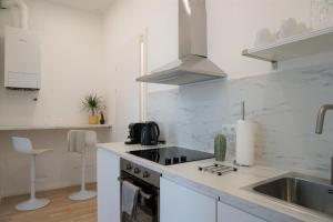 Kuchnia lub aneks kuchenny w obiekcie Modern 2Br Apartments - Full Kitchen - Schönbrunn Area - 15 Mins to City Center