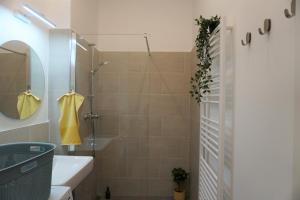 Łazienka w obiekcie Modern 2Br Apartments - Full Kitchen - Schönbrunn Area - 15 Mins to City Center