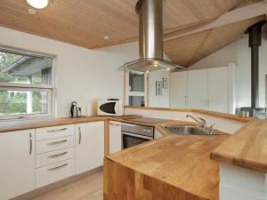 Köök või kööginurk majutusasutuses 8 person holiday home in Jerup