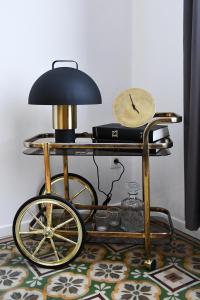 une table avec une lampe et une horloge sur celle-ci dans l'établissement Appartement au centre de Jambes-Namur Sleep & Repeat, à Jambes